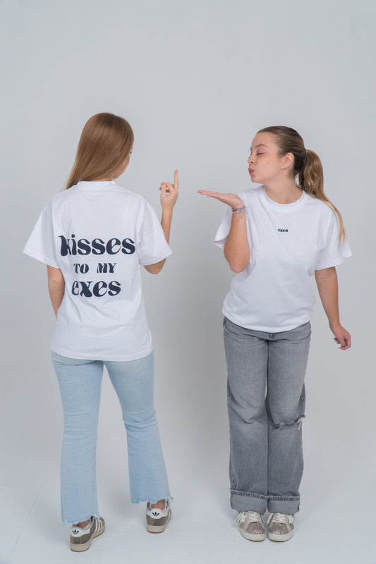 Camiseta 100% algodón hechas en Portugal y España. Camiseta blanca con el diseño en la espalda de "kisses to my exes".