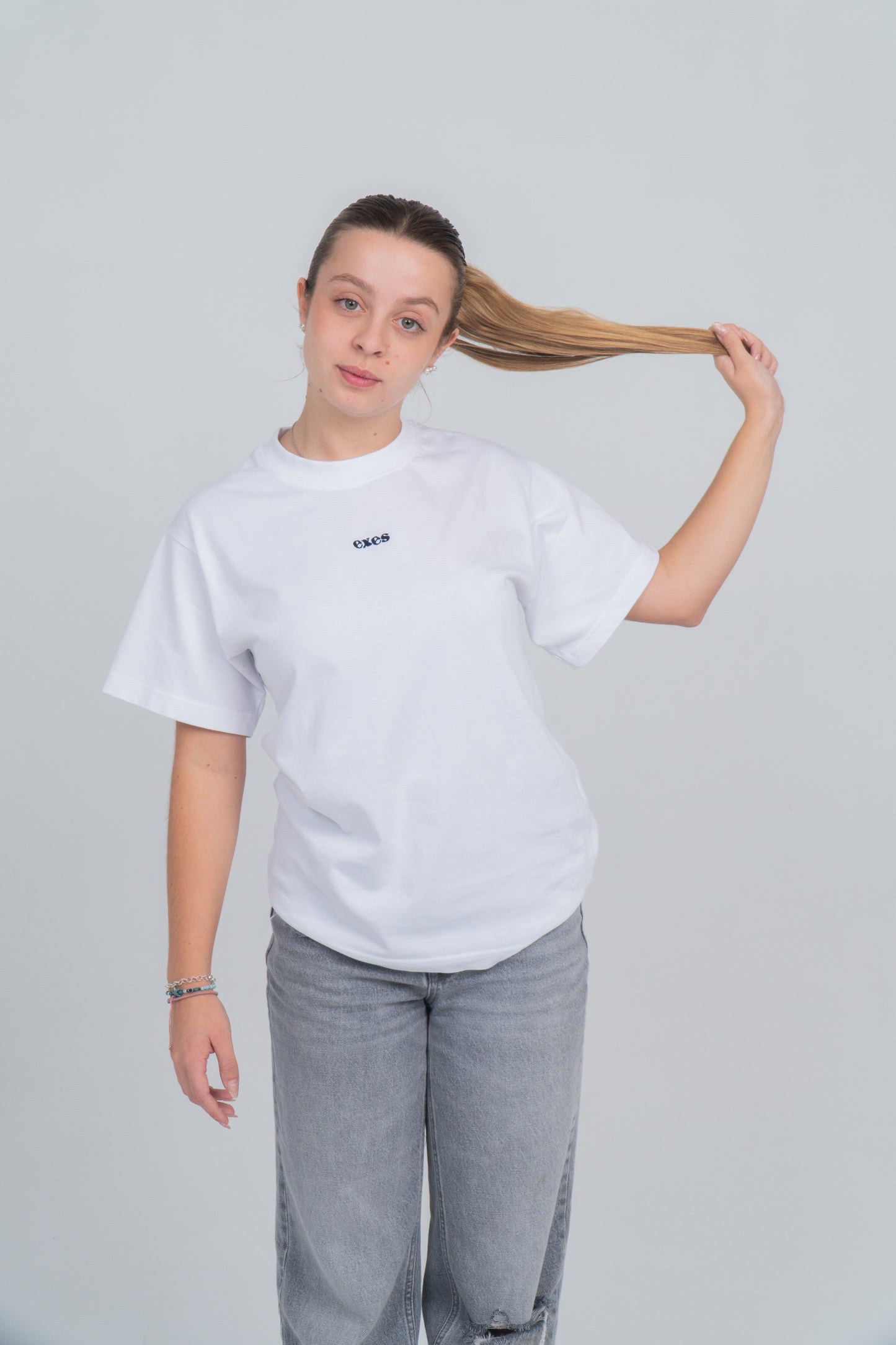 Camiseta 100% algodón hechas en Portugal y España. Camiseta blanca con el diseño en la espalda de "kisses to my exes".